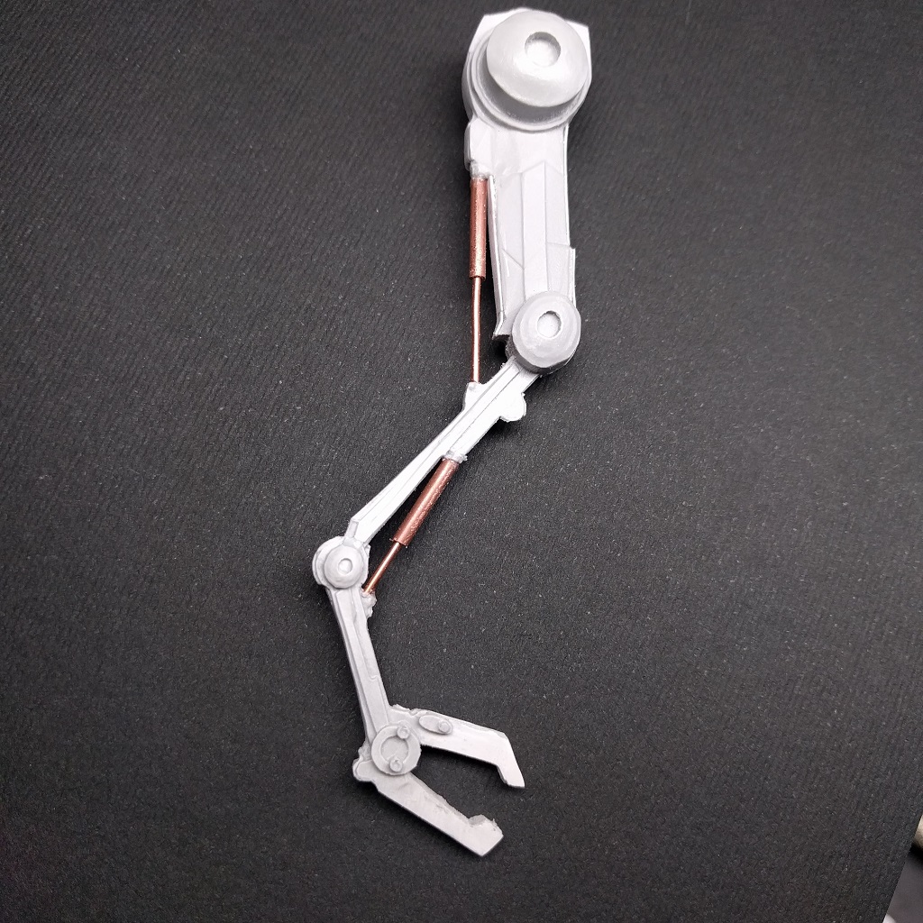 Probe Droid - Arm mit Messingrohren verfeinert